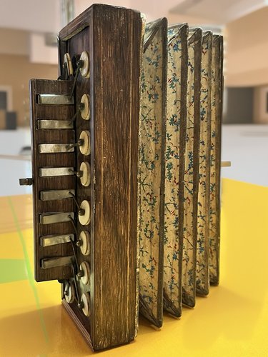 Stari primjerak dijatonske harmonike